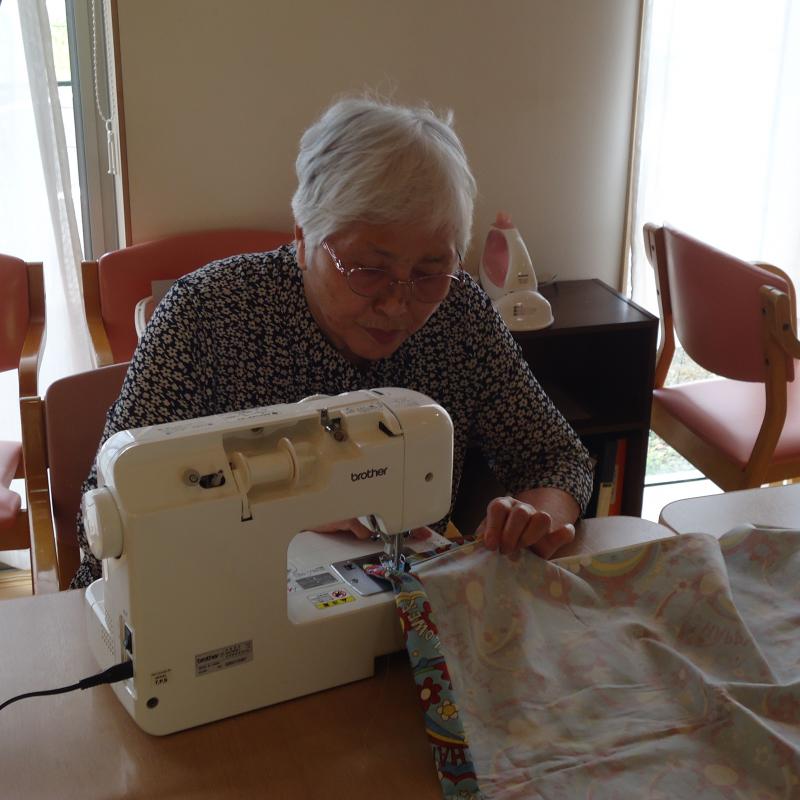 事業所で使用のカーテンを塗って頂いています♪