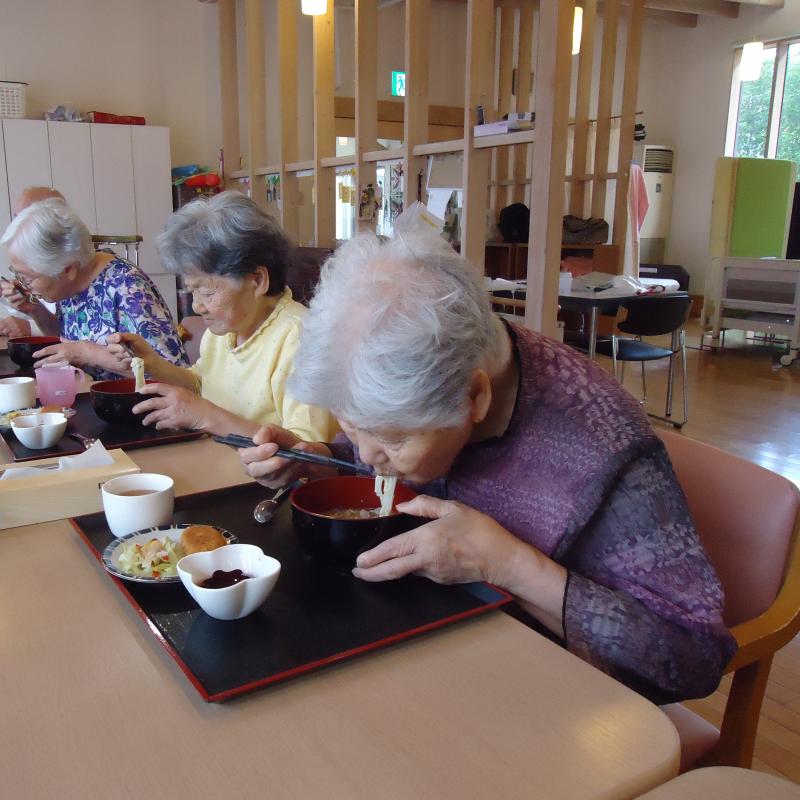 食事は元気の源ですね♪